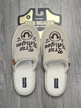 True Religion Men’s Slippers Large 11-12 Beige Cream Rhinestone Logo NWT.